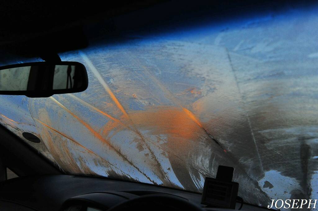 早上車窗結冰....傻眼中