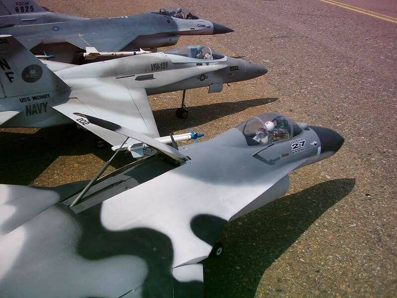 F-16〈成承樸兄自製〉.F-18〈小伍哥自製〉.是CBM公司出品，SU-30是自行設計