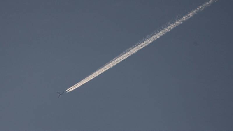 海峽上空南下航班的凝結雲.