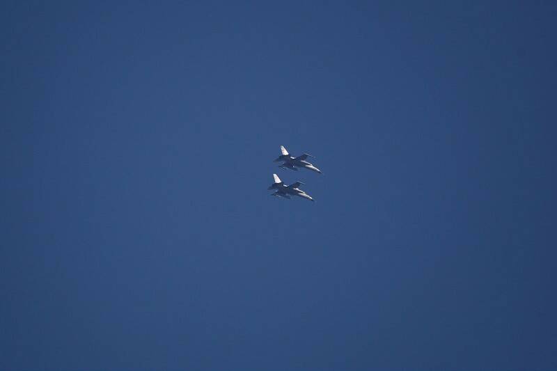 兩架IDF戰機正編隊通過基地上空.....