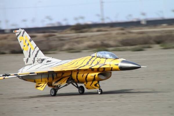 虎斑 F-16起飛