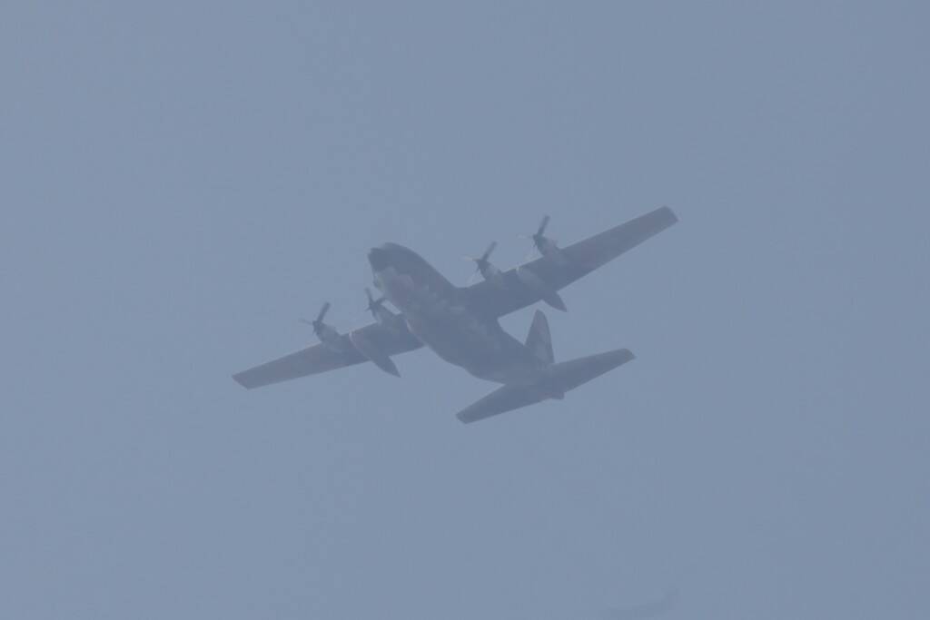 空中有雲層和霾的時候拍到的C-130
