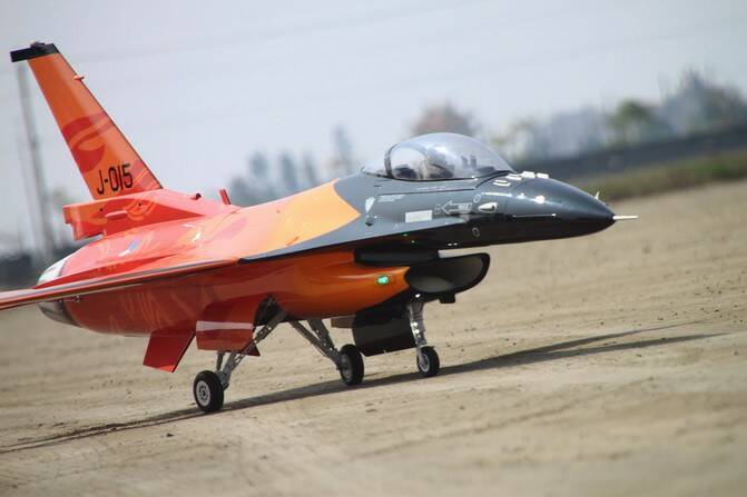 3米 F-16 準備升空