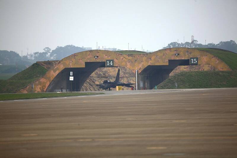 假日待命中的戰機停在滑行道旁的機棚內....