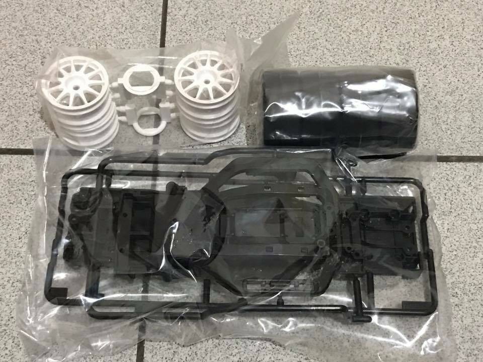 底盤主要零件... 與11爪框搭配60D胎皮... 輪胎規格同Tamiya M車系列... 所以換掉後會當成M車備料... ...