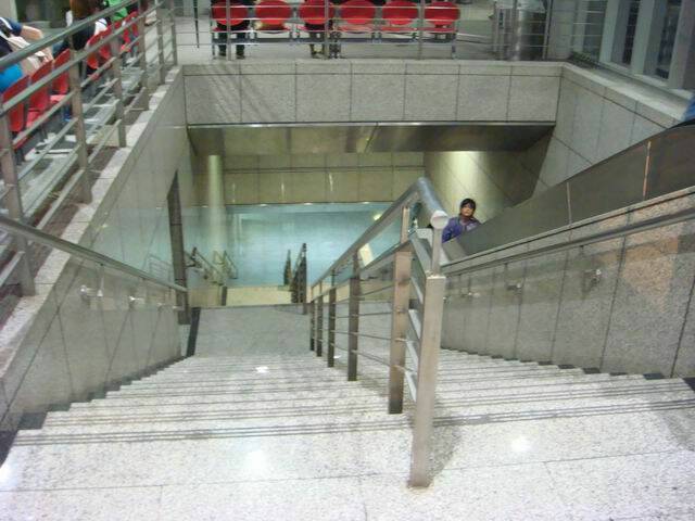 客運內通往地下街樓梯