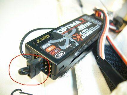 移除原本的短路線(上第一PIN腳為+5v,中第二PIN腳為回傳電壓輸入腳及接收機電源輸入端!  ... ... ... ... ...