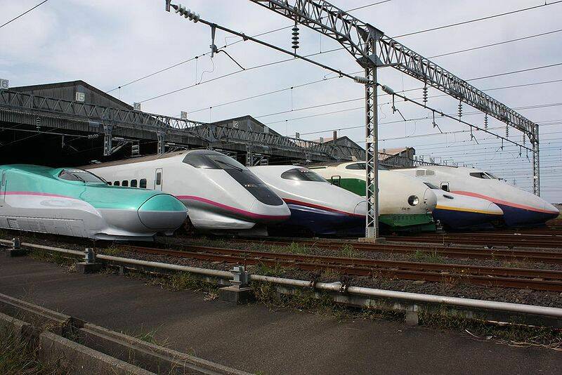 800px-JR_East_Shinkansen_lineup_at_Niigata_Depot_200910.jpg