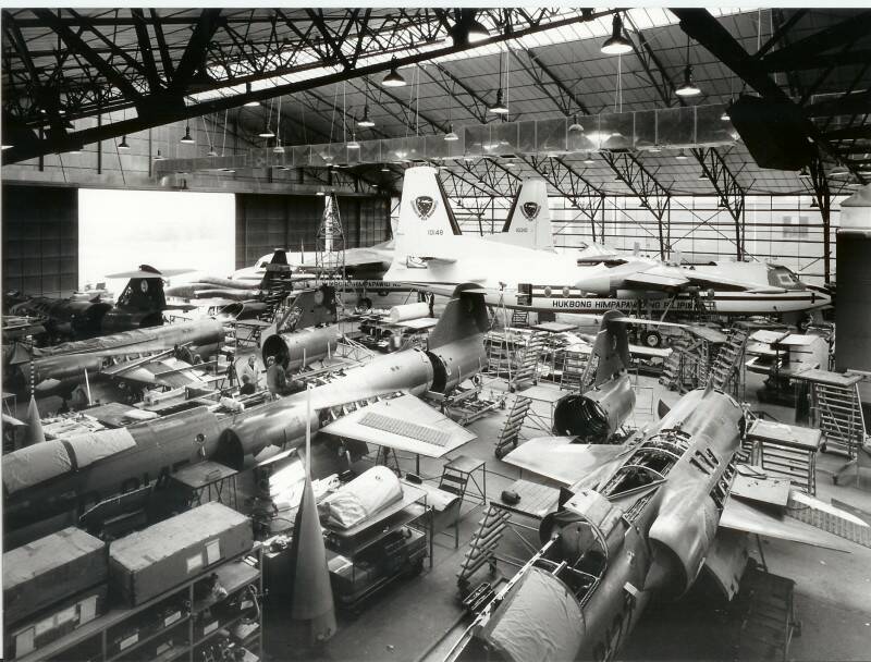 彰航基地F-104組裝廠忙碌的一景
