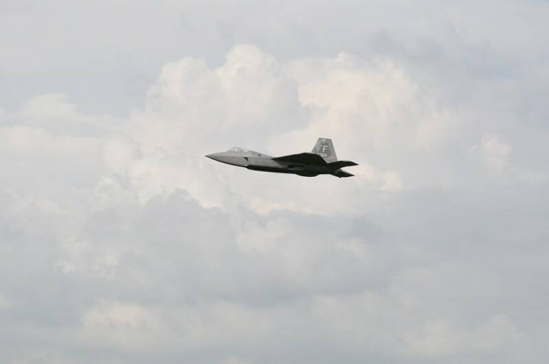 F22fly001.jpg