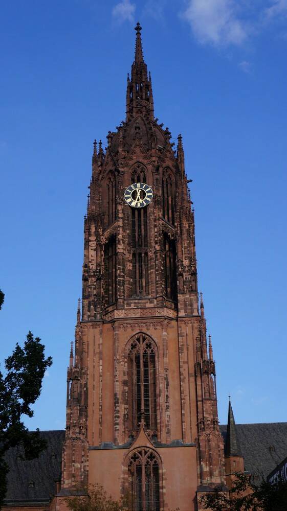 大教堂全名是Dom St. Bartholomaus，為一棟哥德式建築，是法蘭克福最高的教堂。又稱為「皇帝大教堂」(Kaiserdom ...