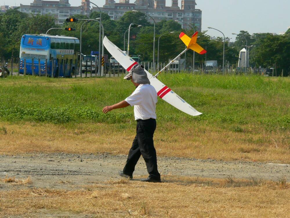 飛機太大要用扛的....