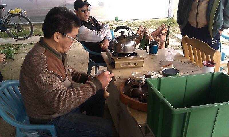 飛飛機、泡老人茶配餅乾超級讚的啦