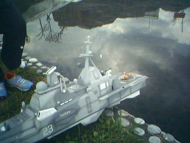 一池會噴水另一池水較淺約１５公分深適合小型像真船
