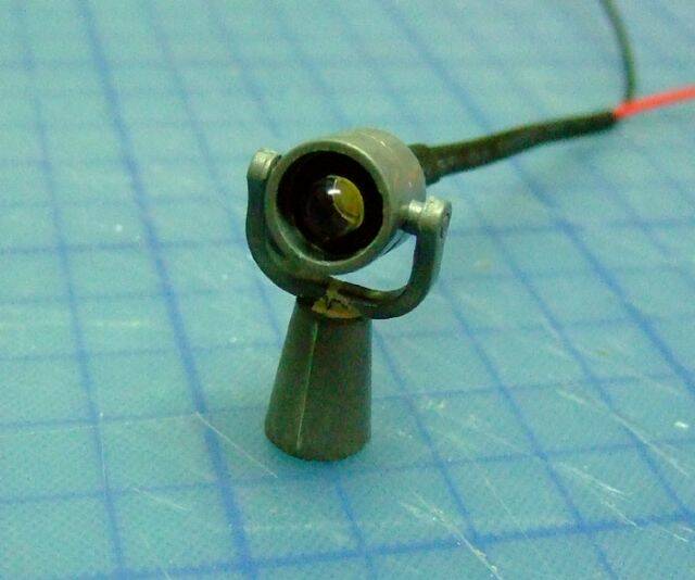 在將燈座套入探照燈殼(尺寸剛剛好-真奇怪)內就完工了-超簡單