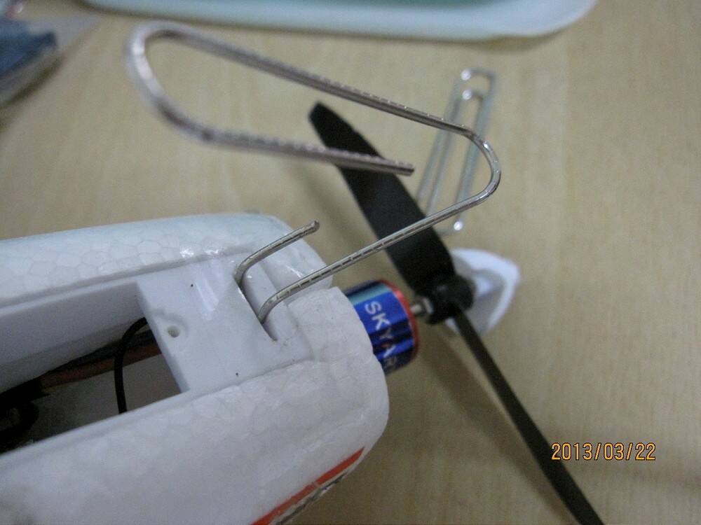 其實廻紋針只比原本的腳架粗一點而已，幾呼是一樣的
