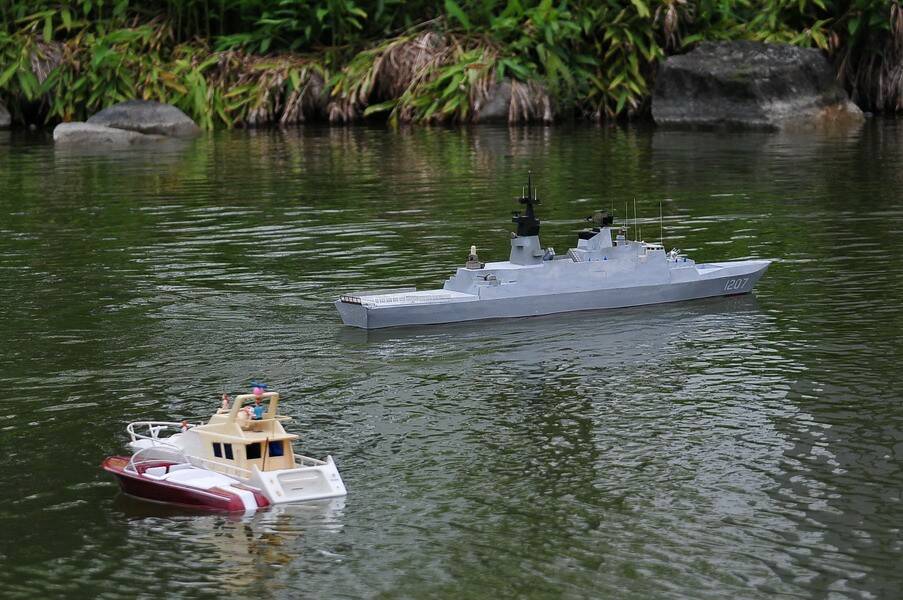 載妹看軍艦