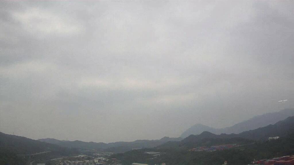 靠腰,, 白色飛機進入天空保護色, 跟丟了..