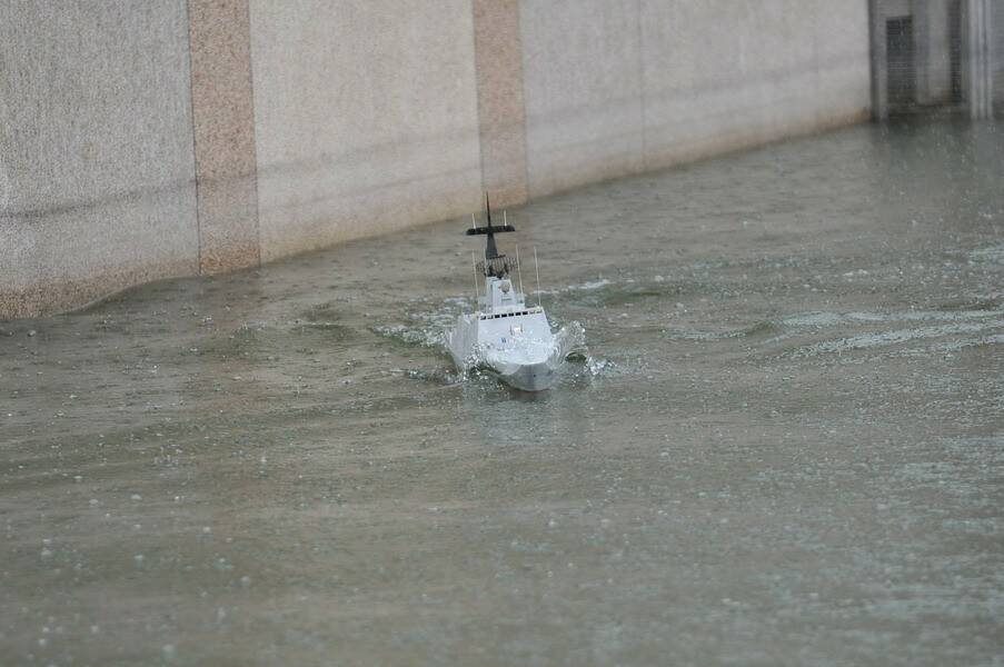 雨中破浪
