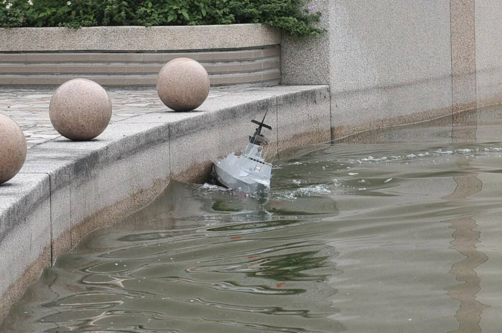 艦艉撞了一下