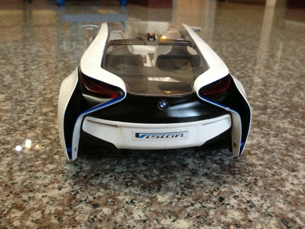 右後車燈撞到桌腳，有一小凹痕