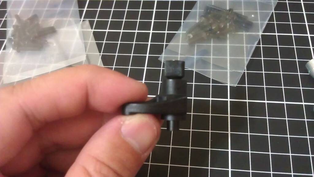 左側轉向（上面那塑件注意方向，因為還不能固定也要小心別掉了）