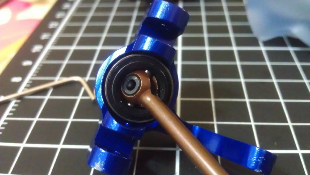 有看到培林旁的縫細嗎? 輪有鎖緊應該沒差，不過變成只靠外側小培林在固定 ...