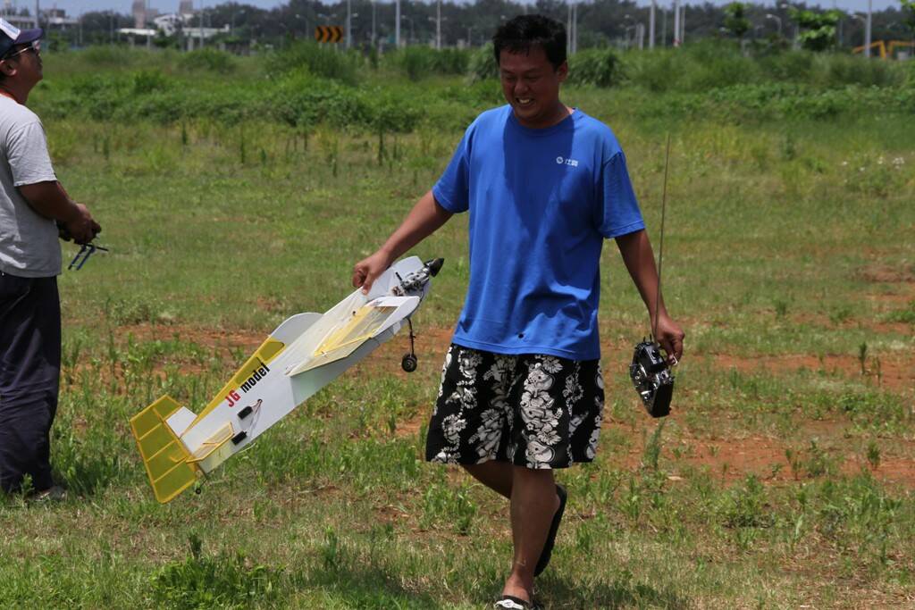 飛到油箱空空迫降!...