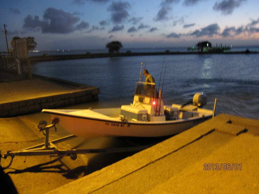 海岸小魚船上岸3.JPG