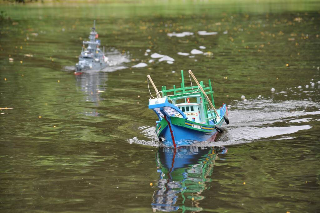 這張最有FU，我方軍艦在遠處守護著我國漁船