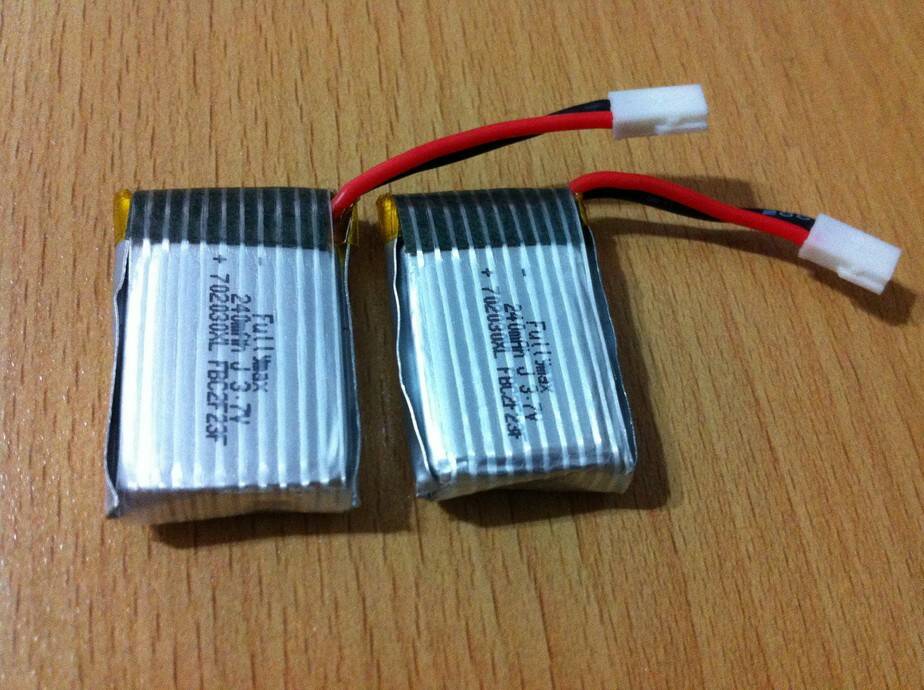 1,240mha 3.7v鋰電2個,售$200(不含運費)