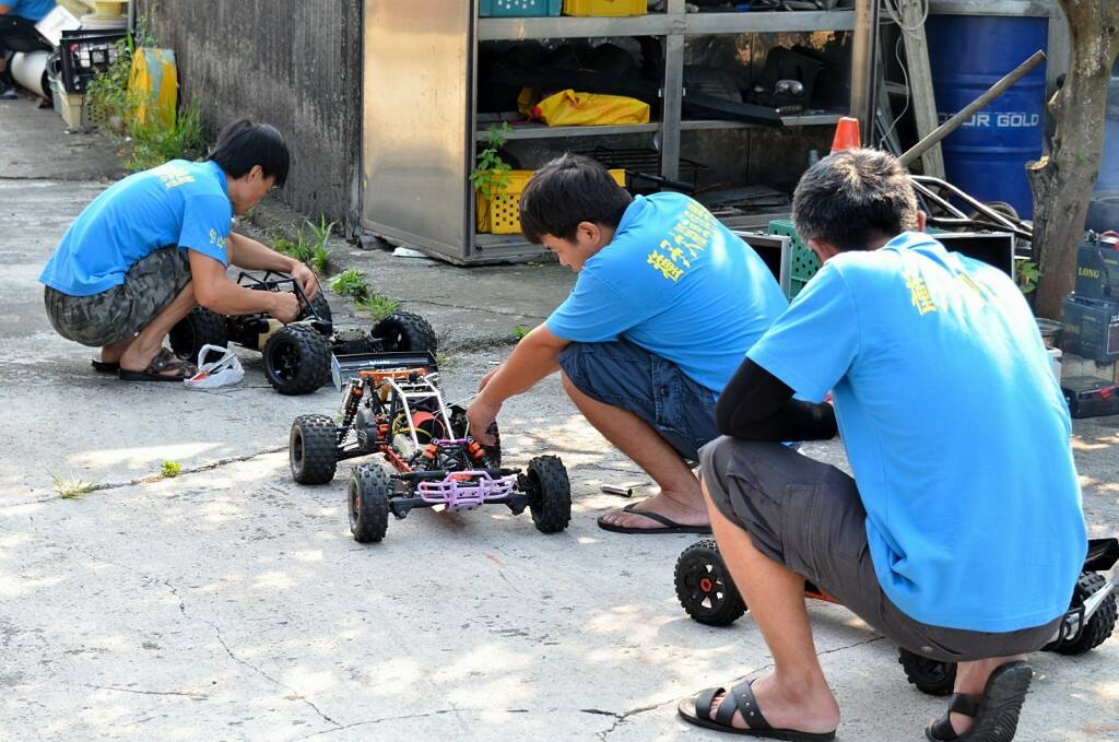 每個都在修車><