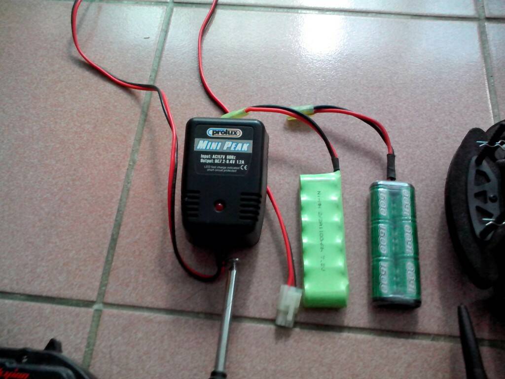 兩顆電池正常外加一顆鎳氫充電器1.2A