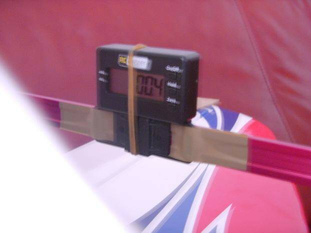 左水平尾負0.4度