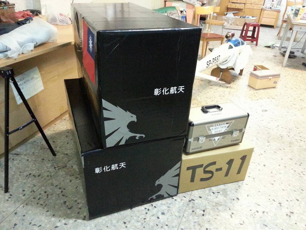 PAPASON兄贊助的紙箱子很讚，感謝捏，阿強兄贊助的手製貼紙很酷、感動捏。