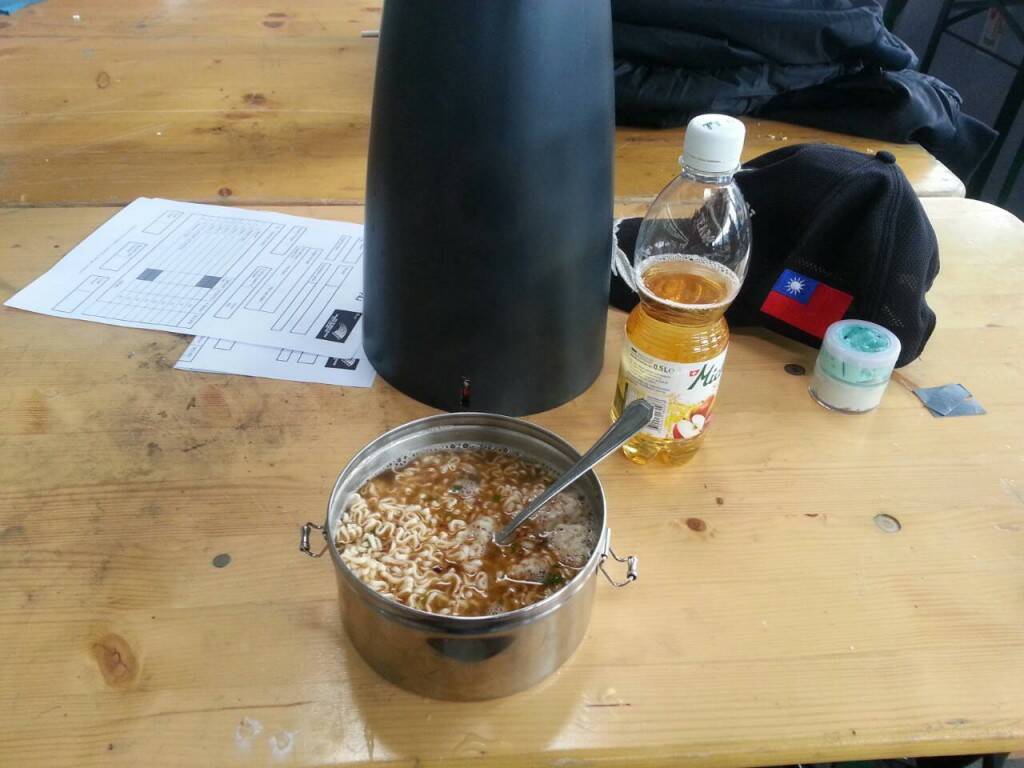 我國的代表隊最貼心的果腹食品....排骨雞麵!