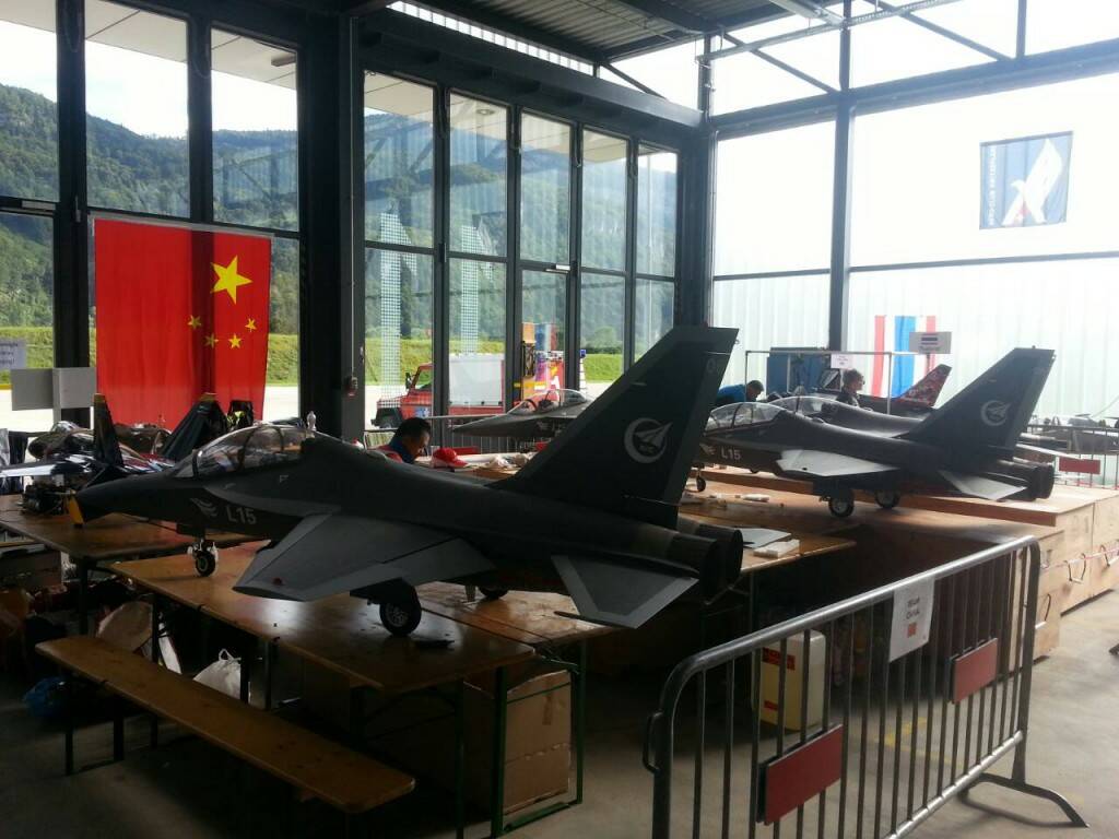 中國隊一次來了5架紅都L-15戰鬥教練機.