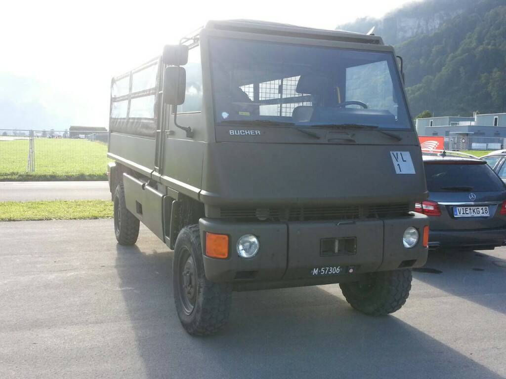這是跑道的服務車.