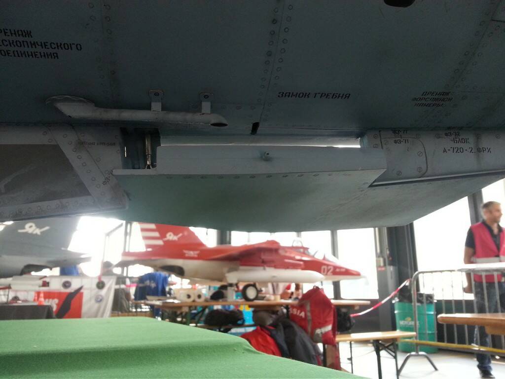 這塊尾鰭連動腳架，昇空收輪後尾鰭放下