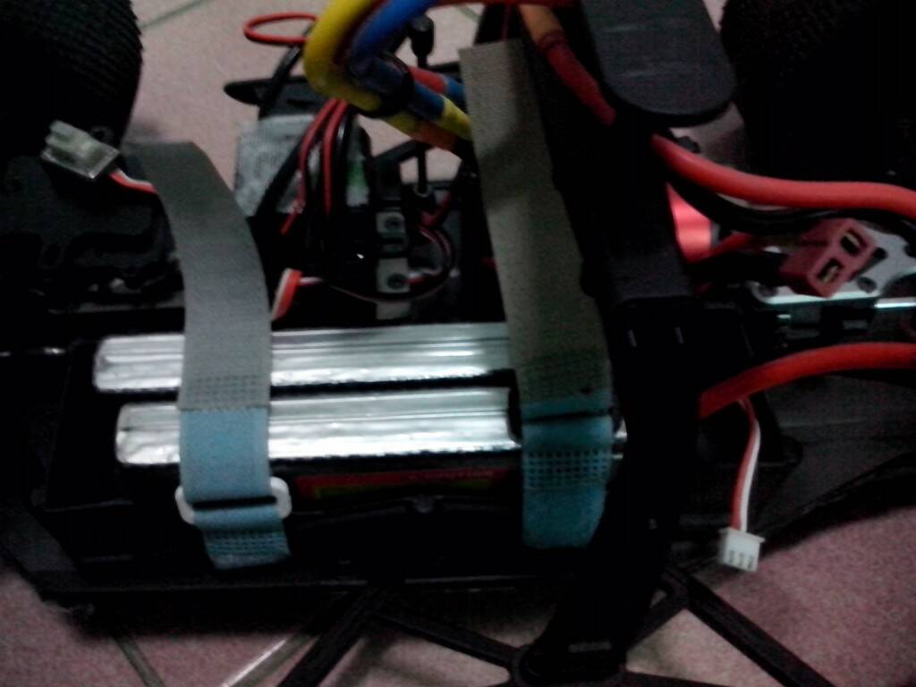 這是兩顆2S串來串去很麻煩充電又花時間