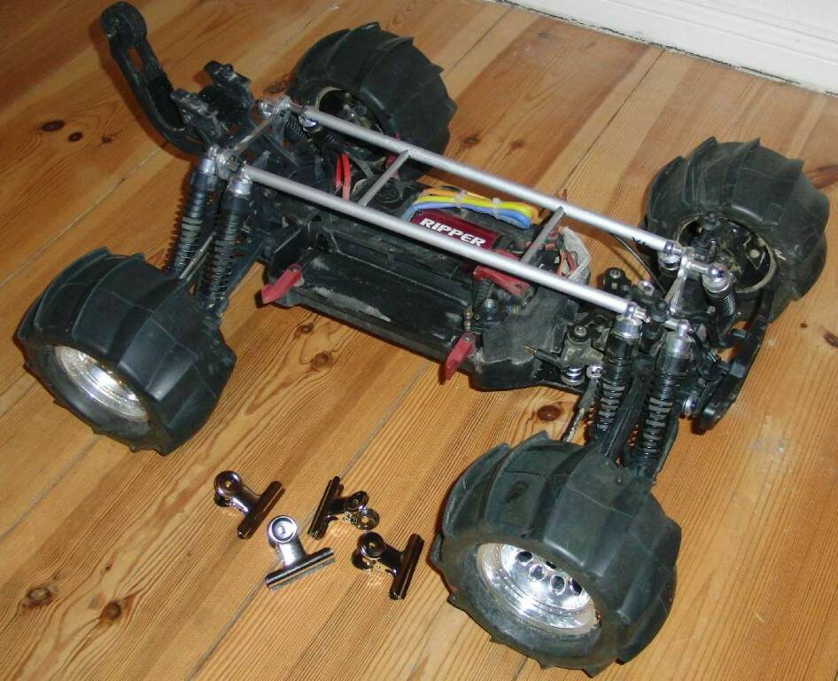 MT4-G3-chassis-doppel-daempfer-mit-streben-01.jpg