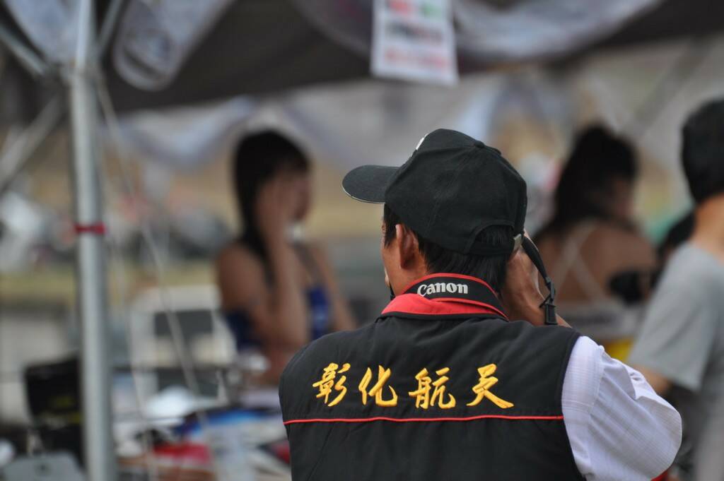 為弟兄們謀福利，大砲很重忍咯哩