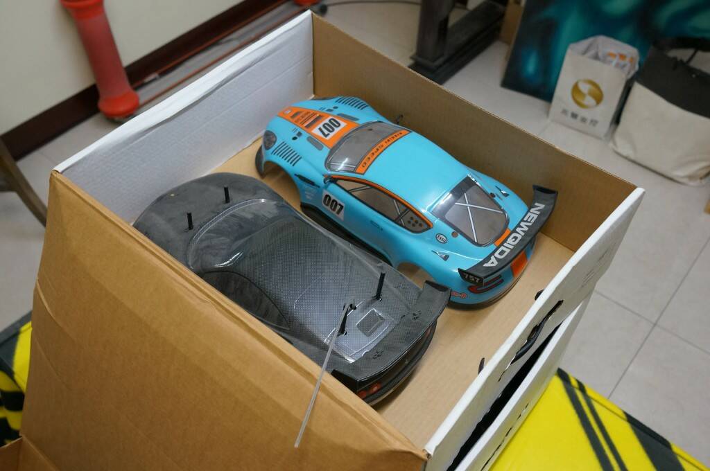 放兩台1/10 房車也還有空間