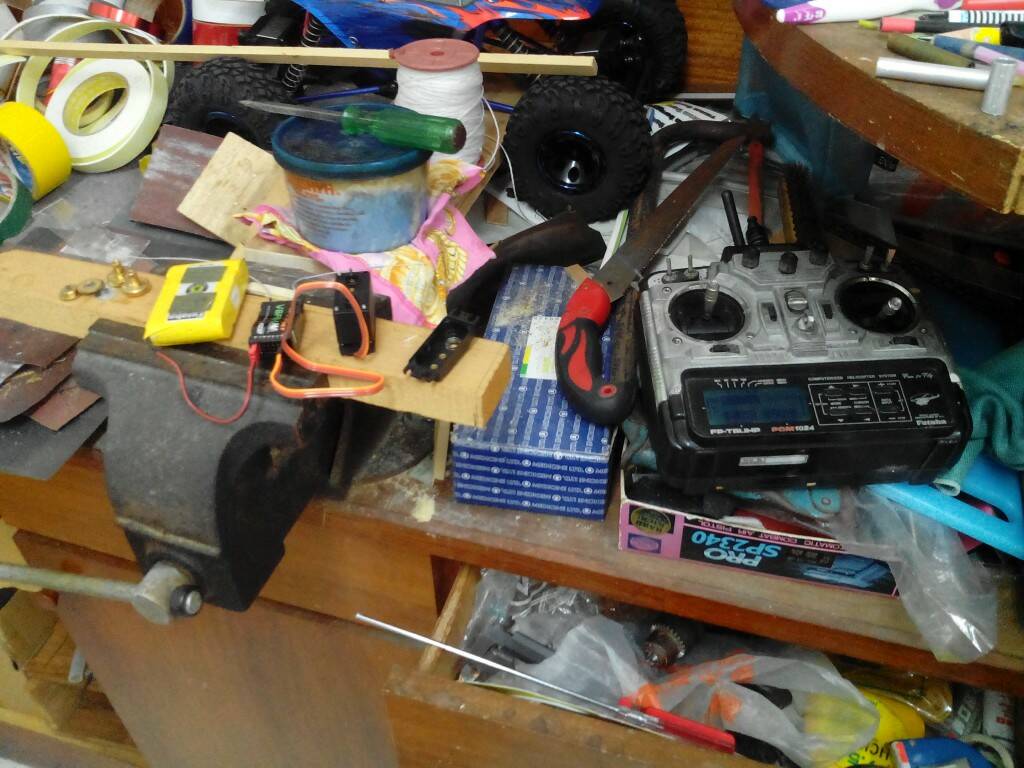 用遙控器找出它的中立點,微調在遙控器上面先 "龜苓".然後再用手動的方式在伺服器上可變電阻轉動直到馬達停  ...