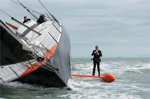 Alex-Thomson-keel-walking.jpg