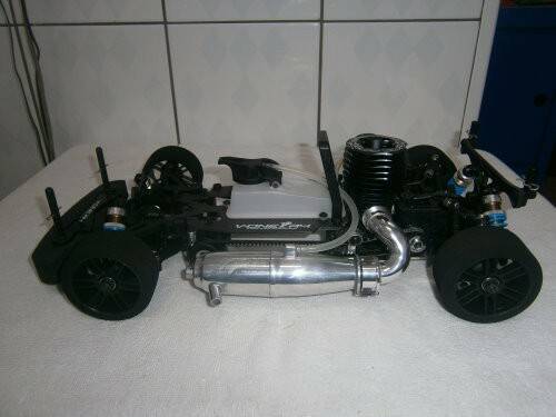  1. 全新  未落地 Kyosho  V-ONE  R4 附義大利海綿胎