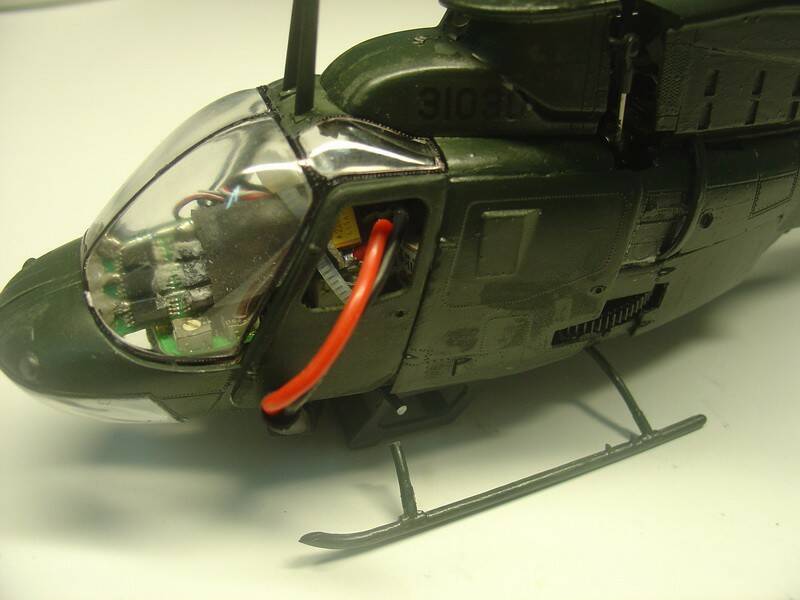 OH-58D 摔機後有電池架撐著仍可站穩~