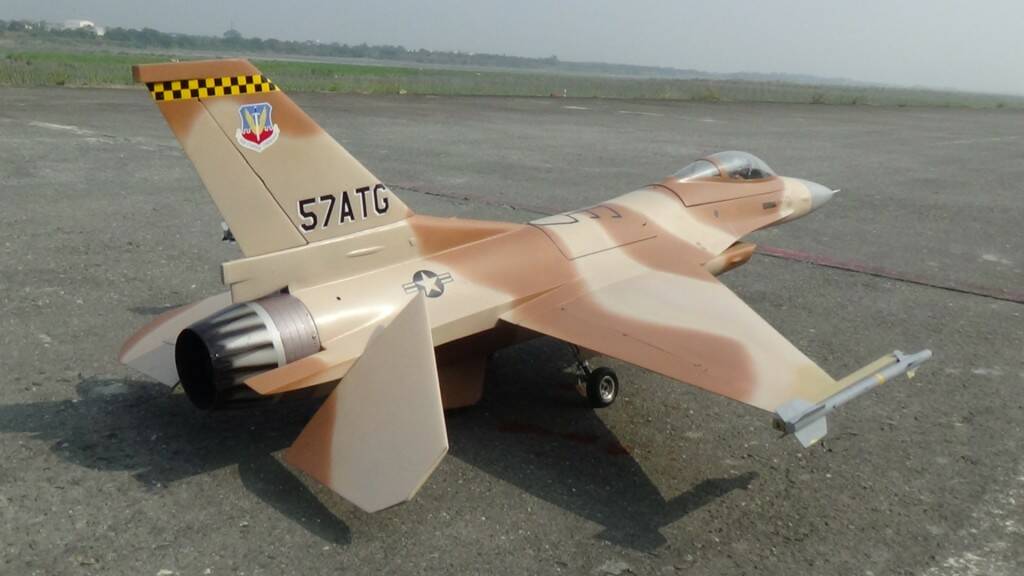 沙漠F16伴飛機