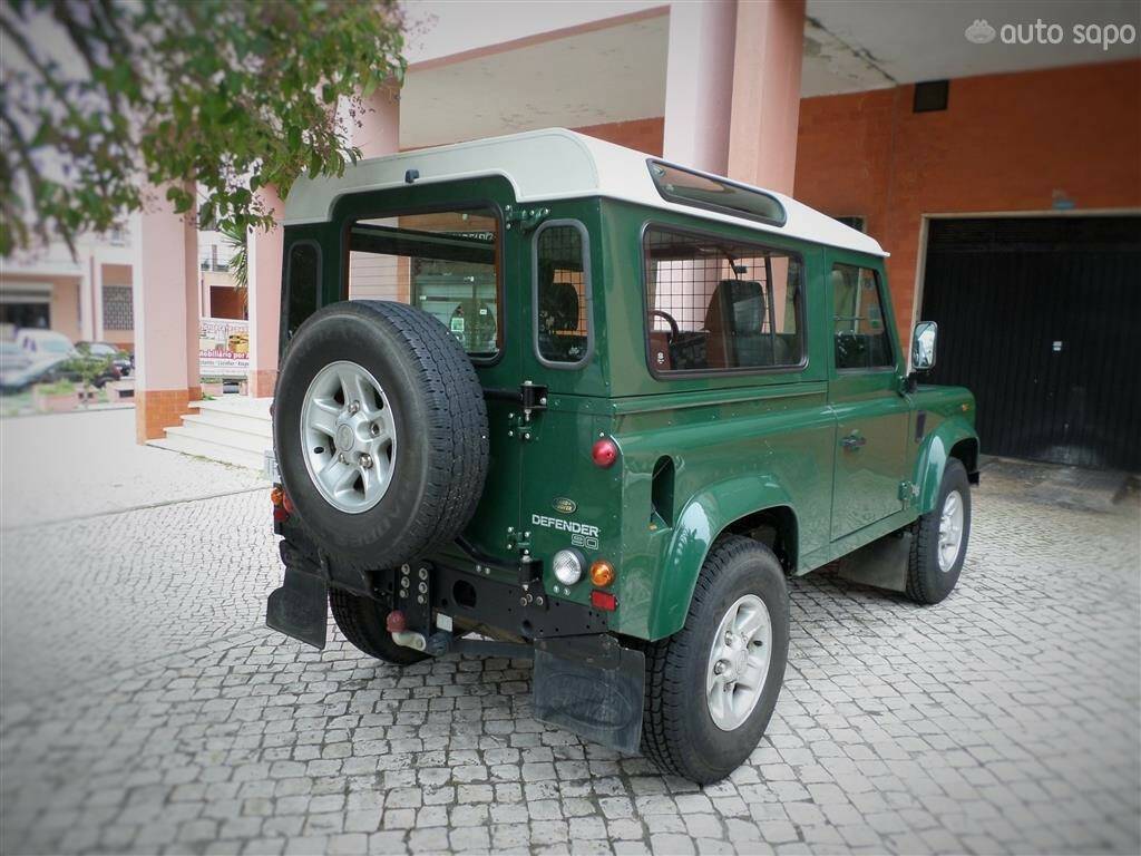 Land-Rover-Defender-31405950.jpg