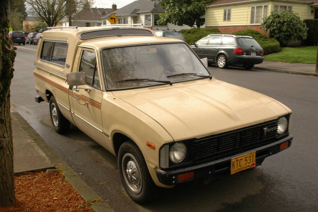 1980-Toyota-Hilux-5-Speed-Diesel-Glasstite-Camper-Top. - 01.jpg